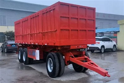 Milyen követelményeknek kell megfelelni egy vonórudas félpótkocsi parkolásakor?